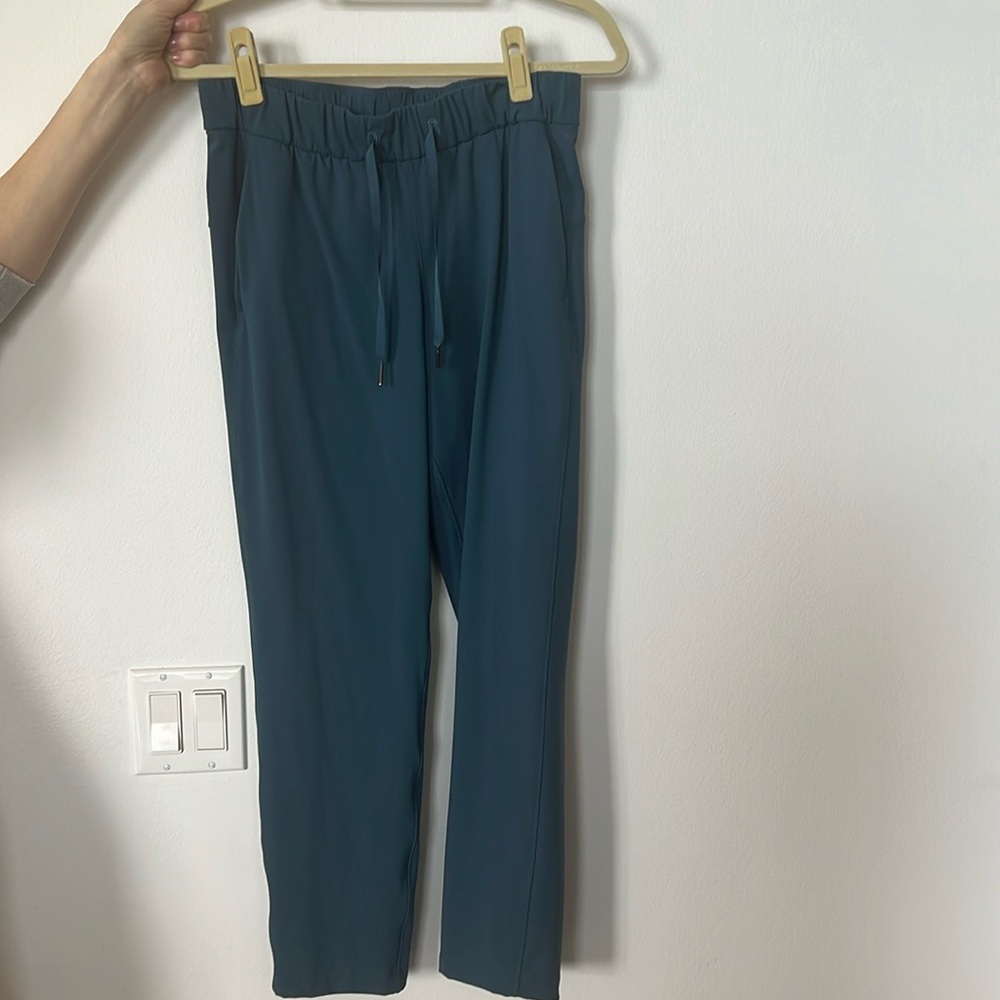 Lululemon size 6, teal pants with pockets excellent condition